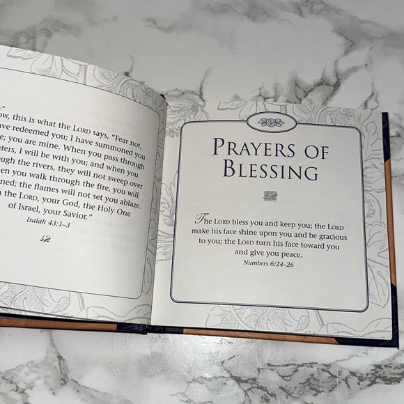 Prayers for a Woman of Faith small Book - Picture 6 of 7